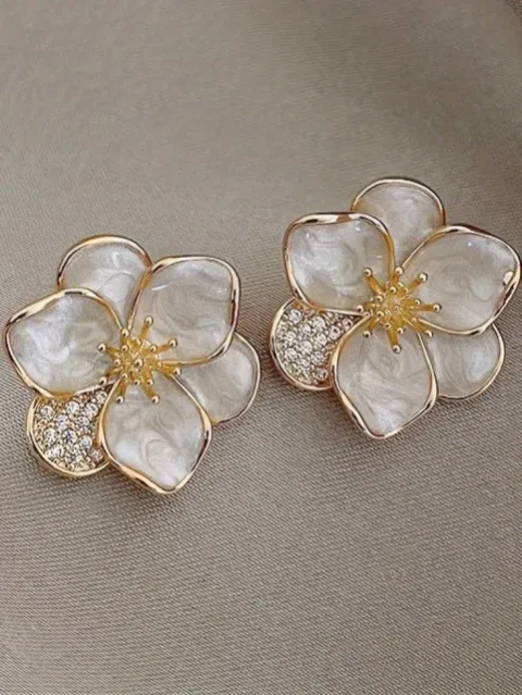 Try on Earrings online with AI