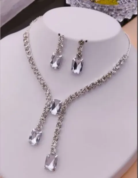 Try on Necklace & earrings online with AI